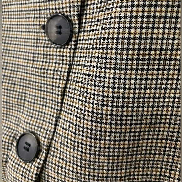 Plaid skirt, with button detail - Picture 2 of 2